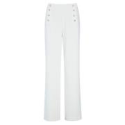 Højtaljede hvide bukser med messingknapper
