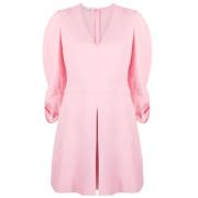 Pink Box-Pleat V-Neck Kjole