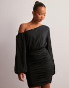 Nelly - Sort - Asymmetric Ruched Dress