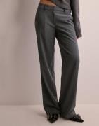 Nelly - Grå - Low Waist Relaxed Suit Pants