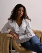 Selected Femme - Hvid - Slfisobel Ls Ruffled Shirt B