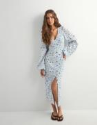 Nelly - Blomstret - Buttoned Structure Dress