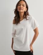 Nelly - Hvid - Slouchy Shoulder Tee