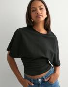 Nelly - Sort - Round Neck Wide Sleeve Tee