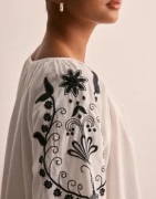 JDY - Hvid - Jdybianca L/S Emb Top Wvn
