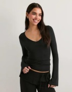 Nelly - Sort - Ultra Soft V Neck LS Top