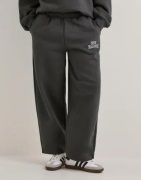 New Balance - Sort - Trackside Fleece Barrel Pant